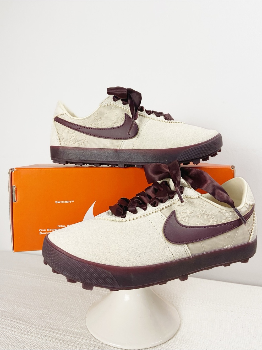 NIB Nike Astrograbber Cream and Burgundy Leather Shoes Womens size 5.5